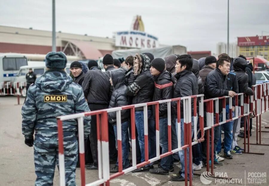Нападение на граждан страны. Мигранты и полиция. Мигранты в России. Рейд мигрант в Москве.