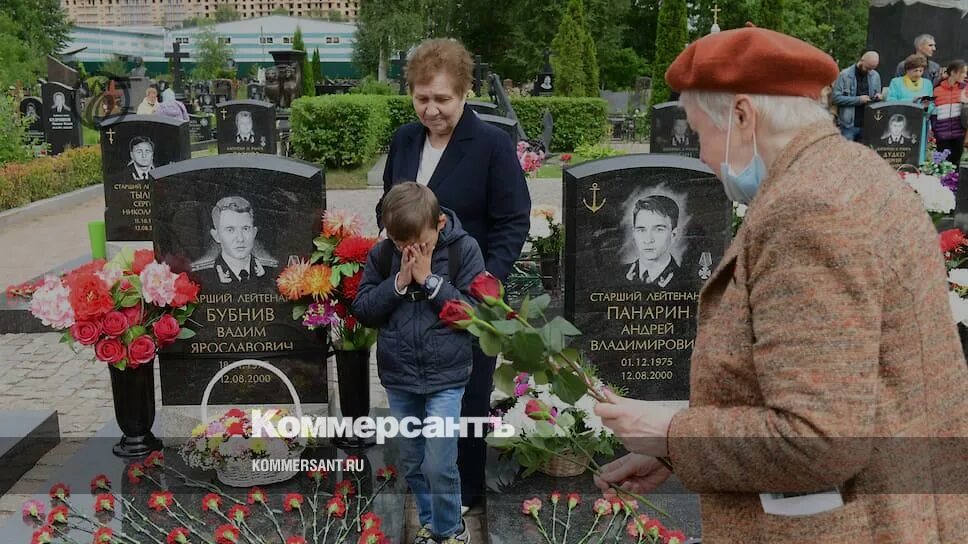 Курск вдовы. Серафимовское кладбище подлодка Курск. Курск подводная лодка похороны подводников. Могилы Курска на Серафимовском кладбище. Экипаж Курск Кладбисче.