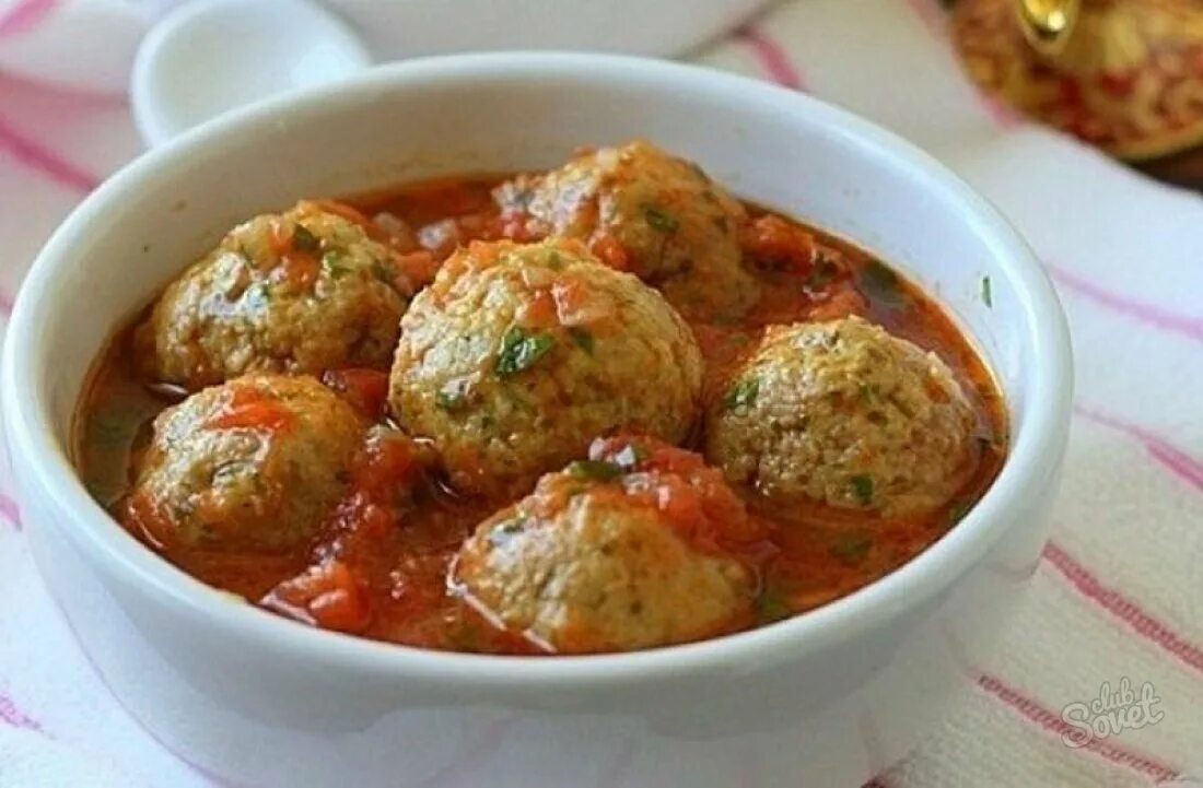Тефтели в мультиварке в томатном. Куриные тефтели в томатном соусе. куриные тефтели с подливкой. тефтелевая подливка. рыбные тефтели в томатном соусе.