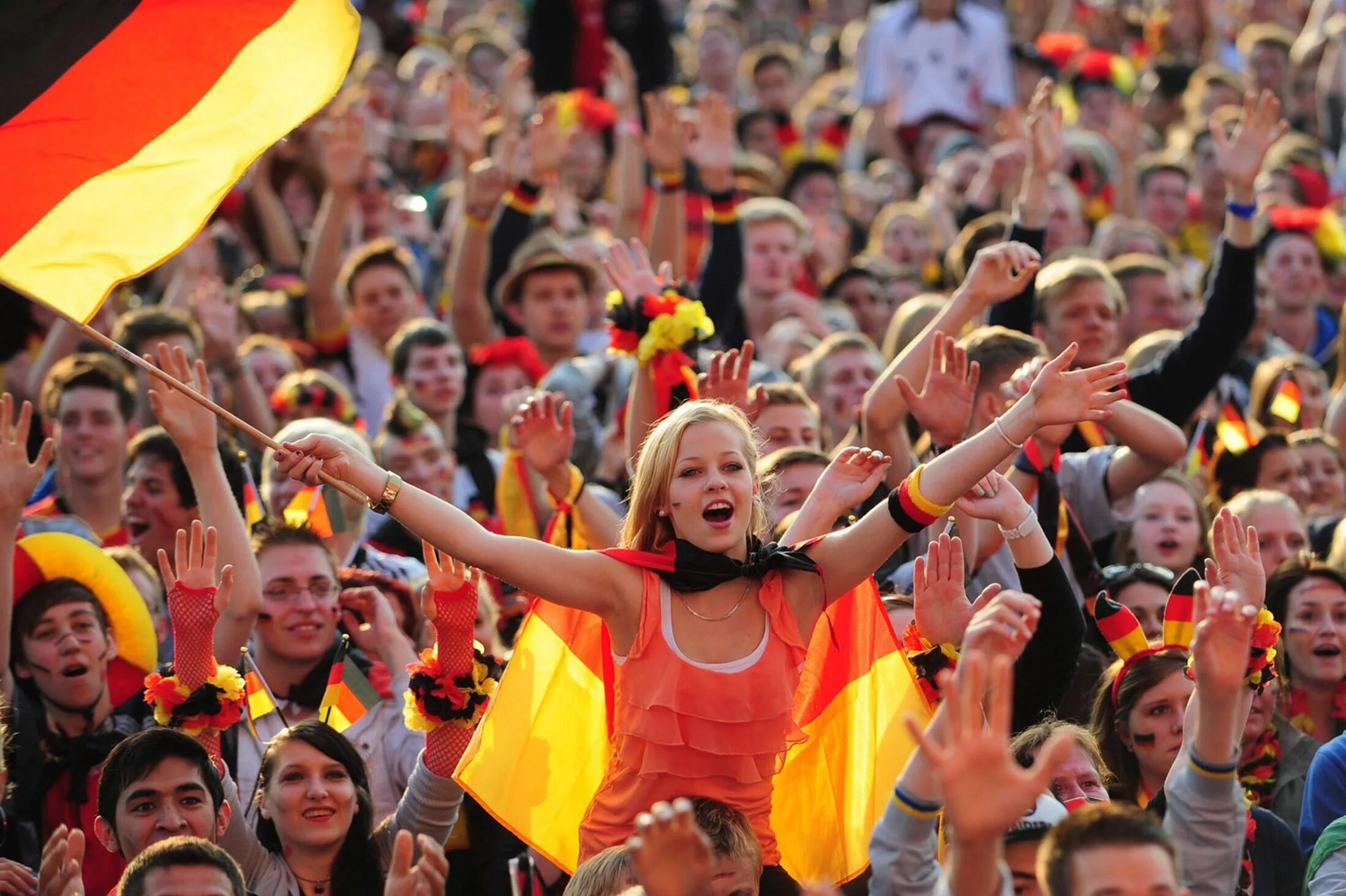 В германии 10 человек. Жители Германии. Народы Германии. Счастливые немцы. Немецкая молодежь.