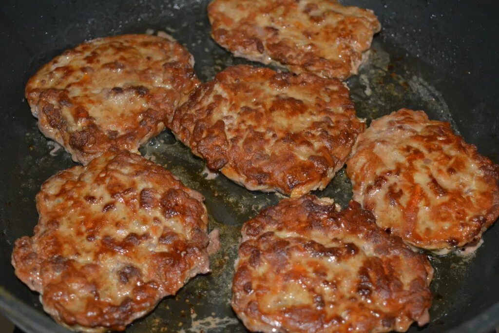 Очень вкусные оладьи из печени говяжьей. Печёночные оладьи из говяжьей печени. печёночные оладьи с подливкой. печеночники с подливой. печеночные оладьи в духовке с морковью и луком.