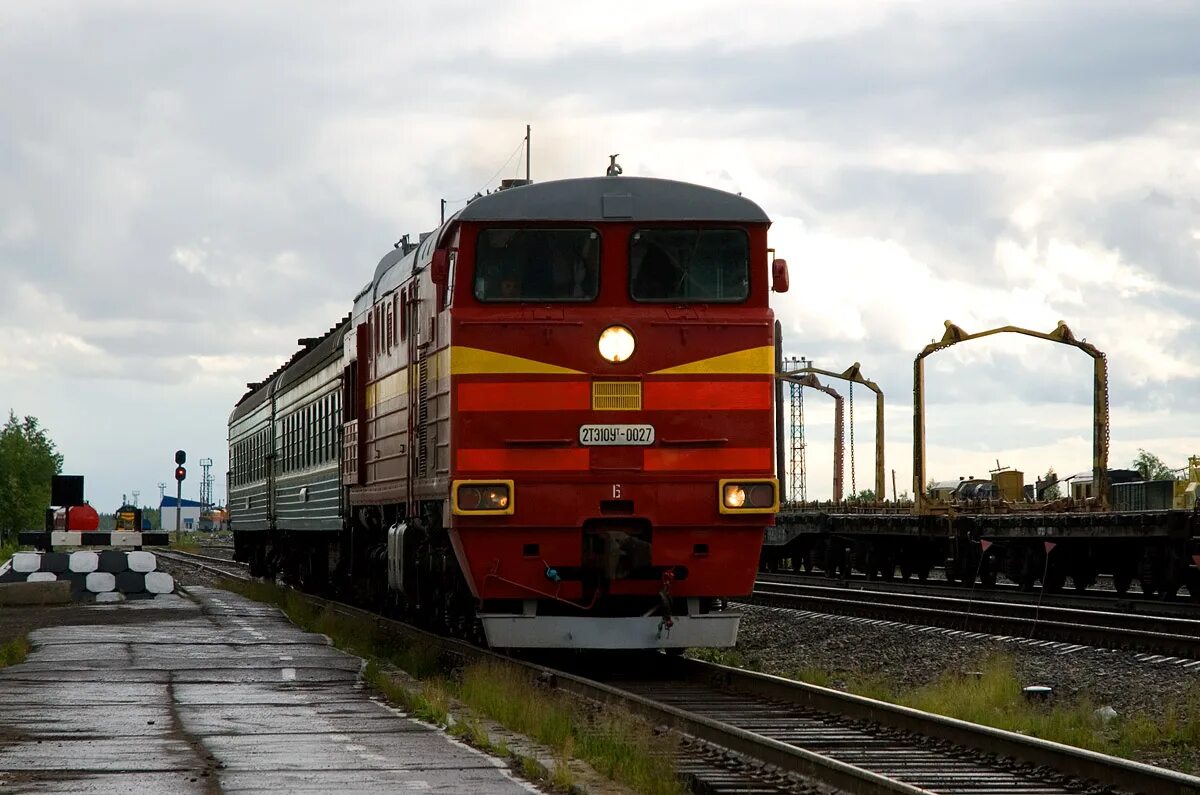 тэп 70 в воркуте. пассажирский вагон пригородный. станция инта 1. поезда инта. печора железная дорога.