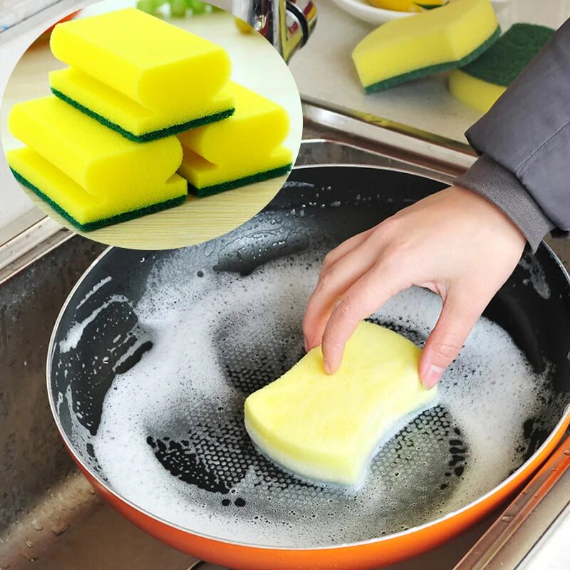 Мытье кастрюль. Губка для чистки кастрюль. Протирание посуды губкой. Губка для мытья сковородок. Губка для мойки сковородок.