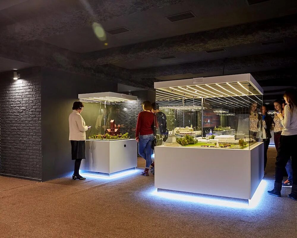 Мини экспозиция. Дворик кунсткамеры в санкт-петербурге. Книжная выставка весна идет весне дорогу. Мини экспозиция. Старый оскол краеведческий музей выставки.