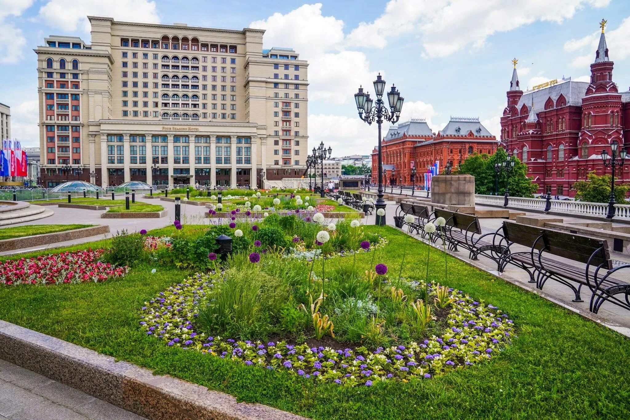 Москва летом 2019. Манежная площадь Москва. Гостиница Москва на Манежной площади. Москва летом. Летняя Москва.