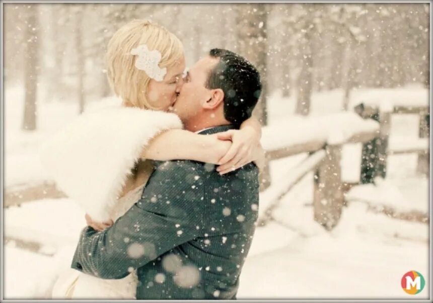 Обнимаю зимой. Зима любовь. Зимний поцелуй. Поцелуй под Снегопадом. Поцелуй под снегом.