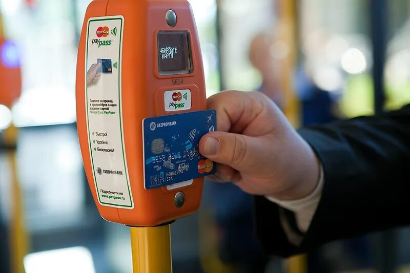 Валидатор PAYPASS. Терминал в автобусе. Терминал оплаты в транспорте. Платежный терминал в автобусе. Терминал оплаты в автобусе