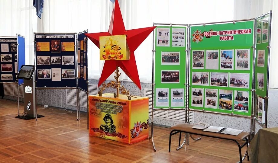Выставка по патриотизму в библиотеке. Военно-патриотическая книжная выставка. Инсталляция к 23 февраля в библиотеке. Книжные выставки на военную тематику. Музей пограничников в москве.