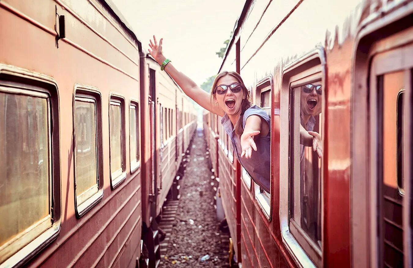 Далекий выглянуть. Окно поезда. Окно вагона. Фотосессия в поезде. Девушка едет в поезде.