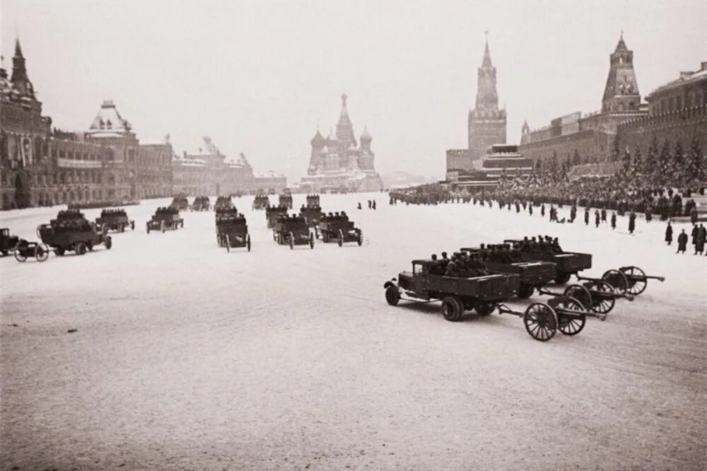 Военный парад 7 ноября 1941 года в Москве на красной площади. Парад 7 ноября 1941. Парад 7 ноября 1941 г на красной площади в Москве. Парад на красной площади 7 ноября 1941 г.. Где проходил военный парад 7 ноября 1941