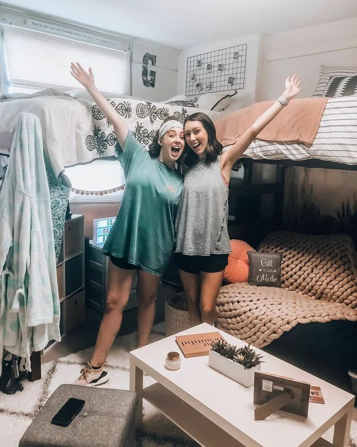 Нарисованное общежитие. Комната девушки общежитие. Доброе утро общага. Девушка из общежития. Девочки в общежитии.