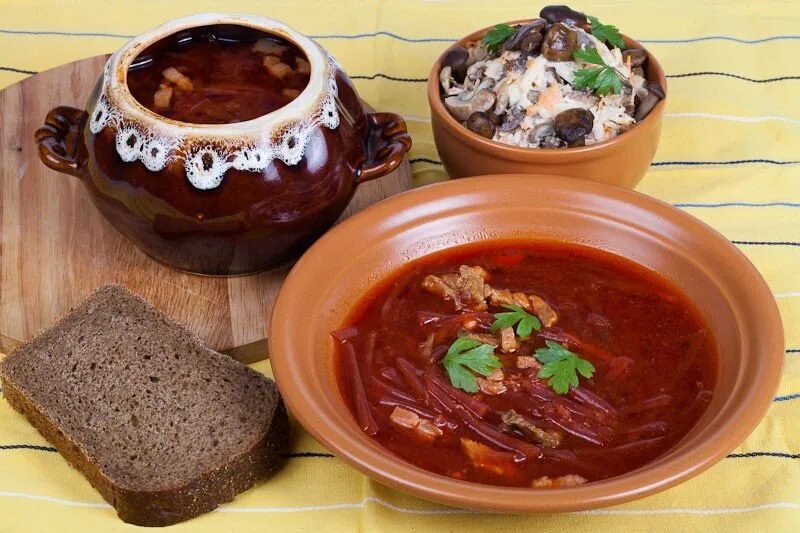 борщ из печи. борщ в глиняном горшке в духовке. солянка старомосковская. чанахи машук. борщ в глиняном горшке в духовке.