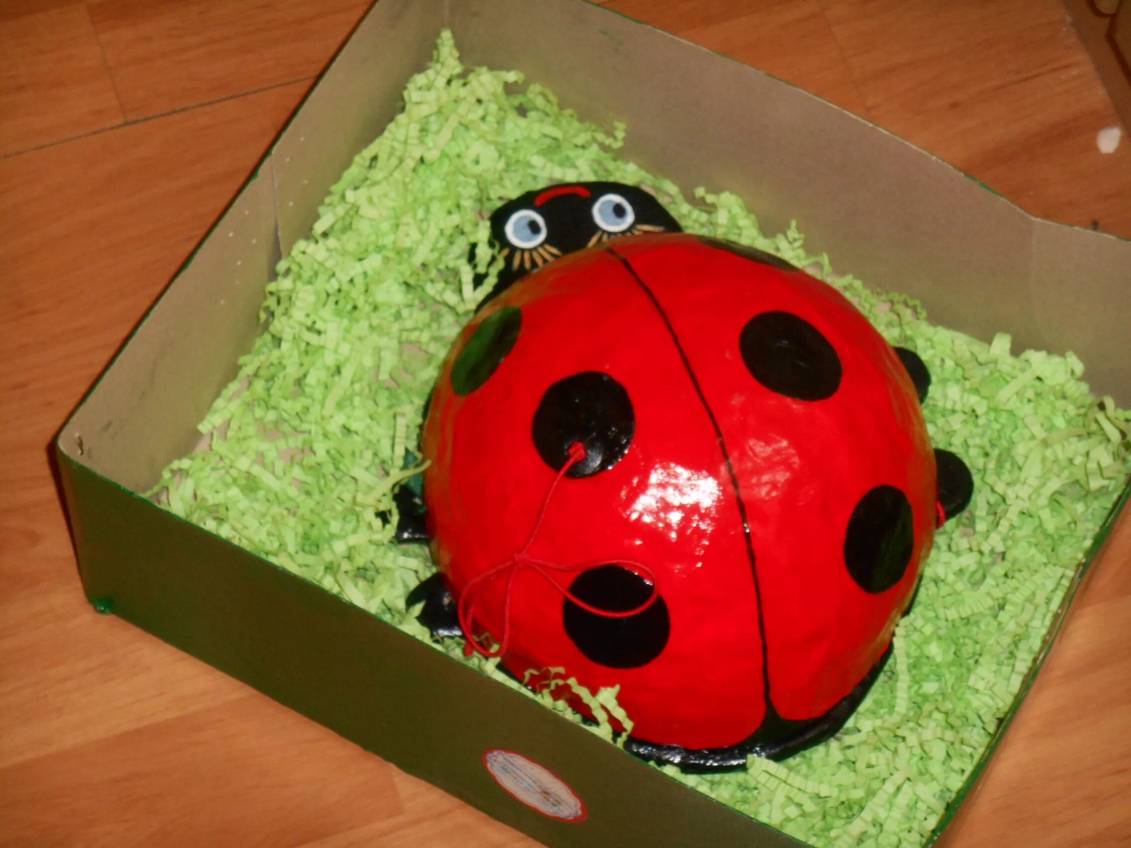 поделки из цветной бумаги. поделка божья коровка из скорлупы грецкого. поделка божья коровка из цветной бумаги. поделки коровка. божья коровка из каски.