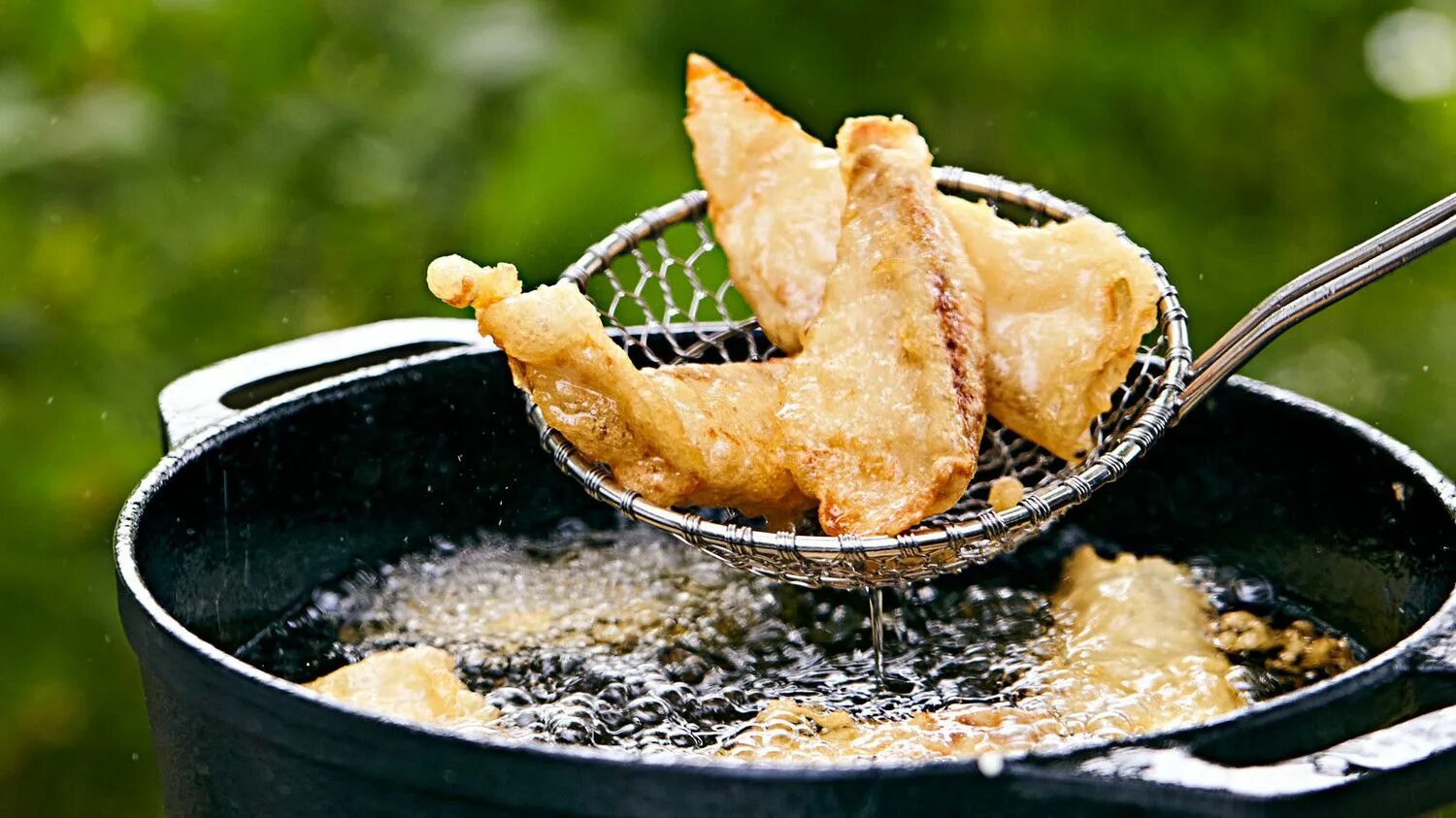 Рыба жареная. Fried Fish. Frying. Пряжить жарить в кулинарии. Pan fried перевод