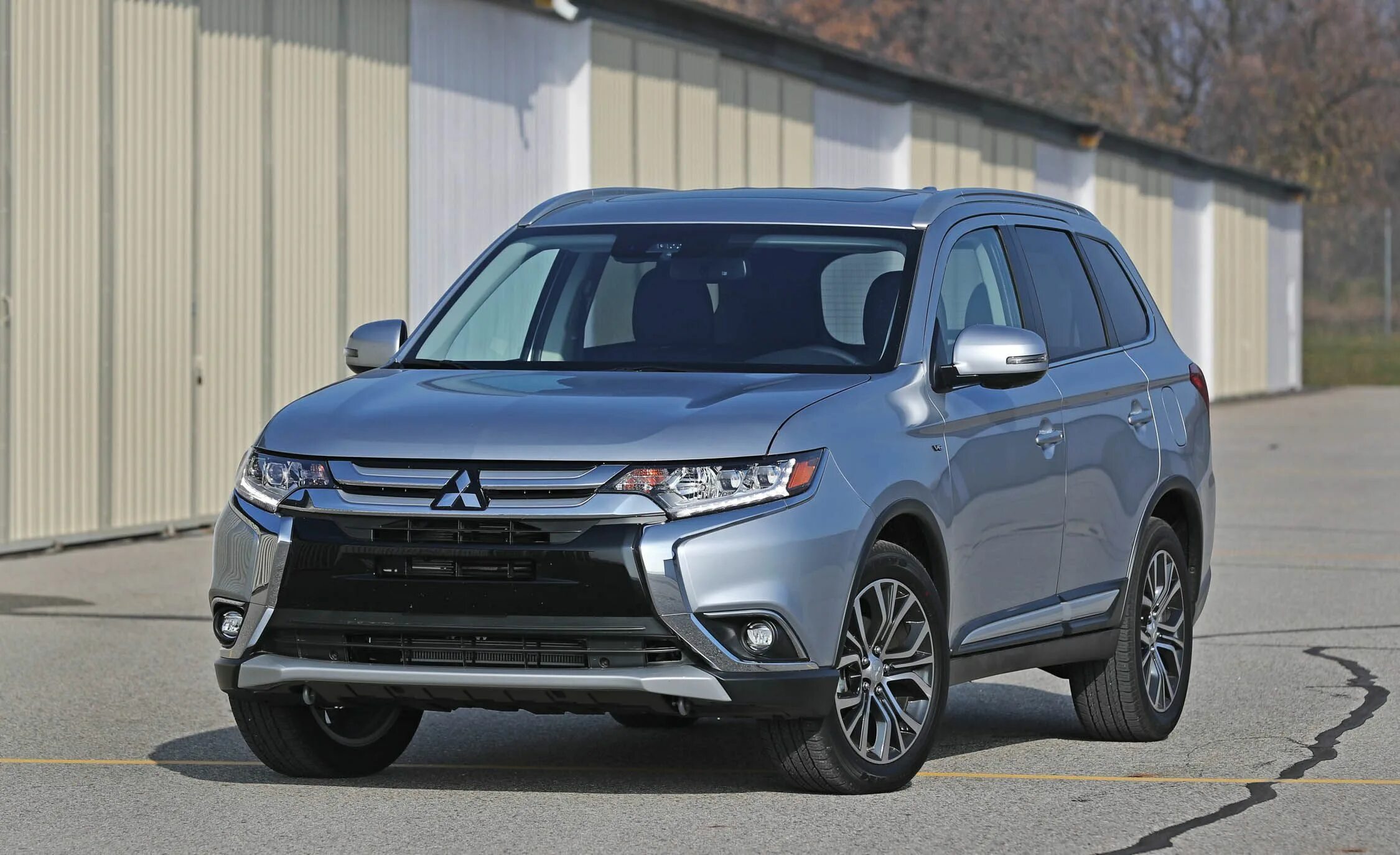 Mitsubishi outlander 2017. Митсубиси Аутлендер 2023. Mitsubishi Outlander 2018. Мицубиси Аутлендер 2017. Мицубиси Аутлендер 2018.