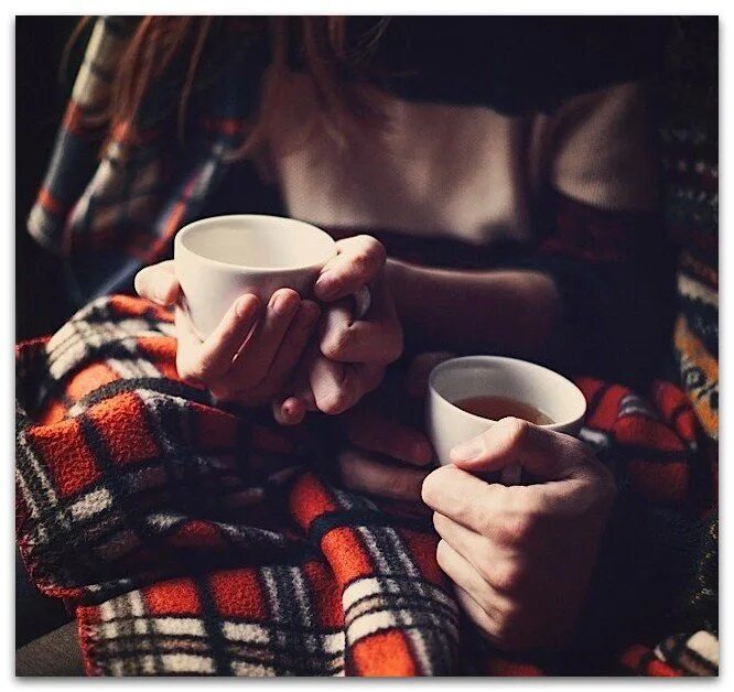 Без чая я скучаю. Девушка с кофе. Чай с кем попало не пьют чай. Плед и кофе. Кофе вдвоем.