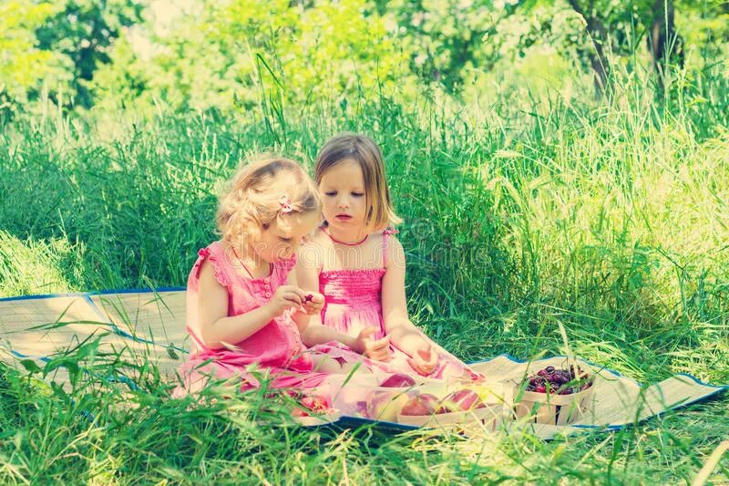Пикник сестра. Фотосессия две сестры на пикнике. Две сестренки на даче. Лето с сестричкой. Сестра на даче.