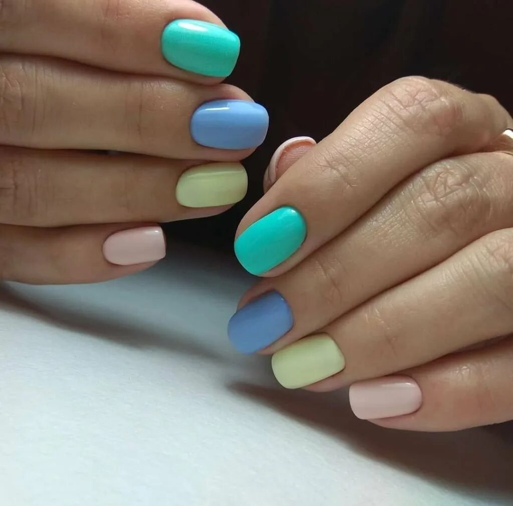 Разноцветные ногти. Разноцветные летние ногти. Яркий разноцветный маникюр. Летний маникюр разноцветный. Цветной маникюр короткие ногти