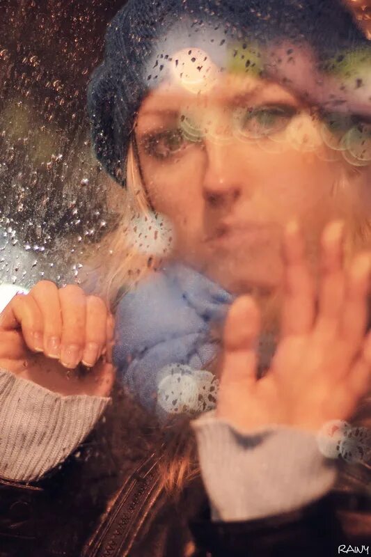 Песни холодным мужчинам. Девушка у окна дождь. Портрет с дождем. Холод осень девушки дождь. Дождь девушка холодно.