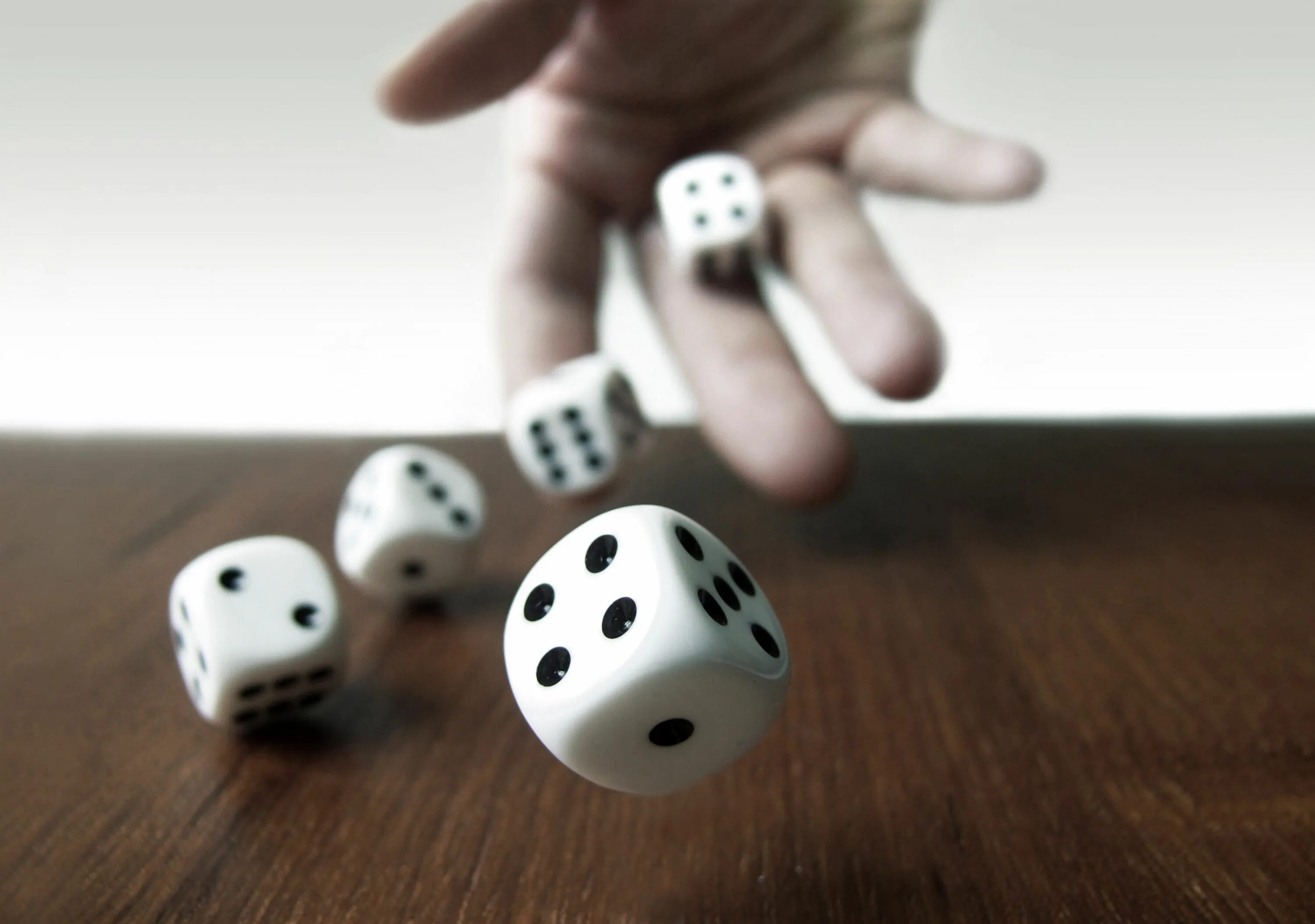 Roll a dice. Игральные кости в руке. рука с игральными кубиками. rolling dice. бросает кости.