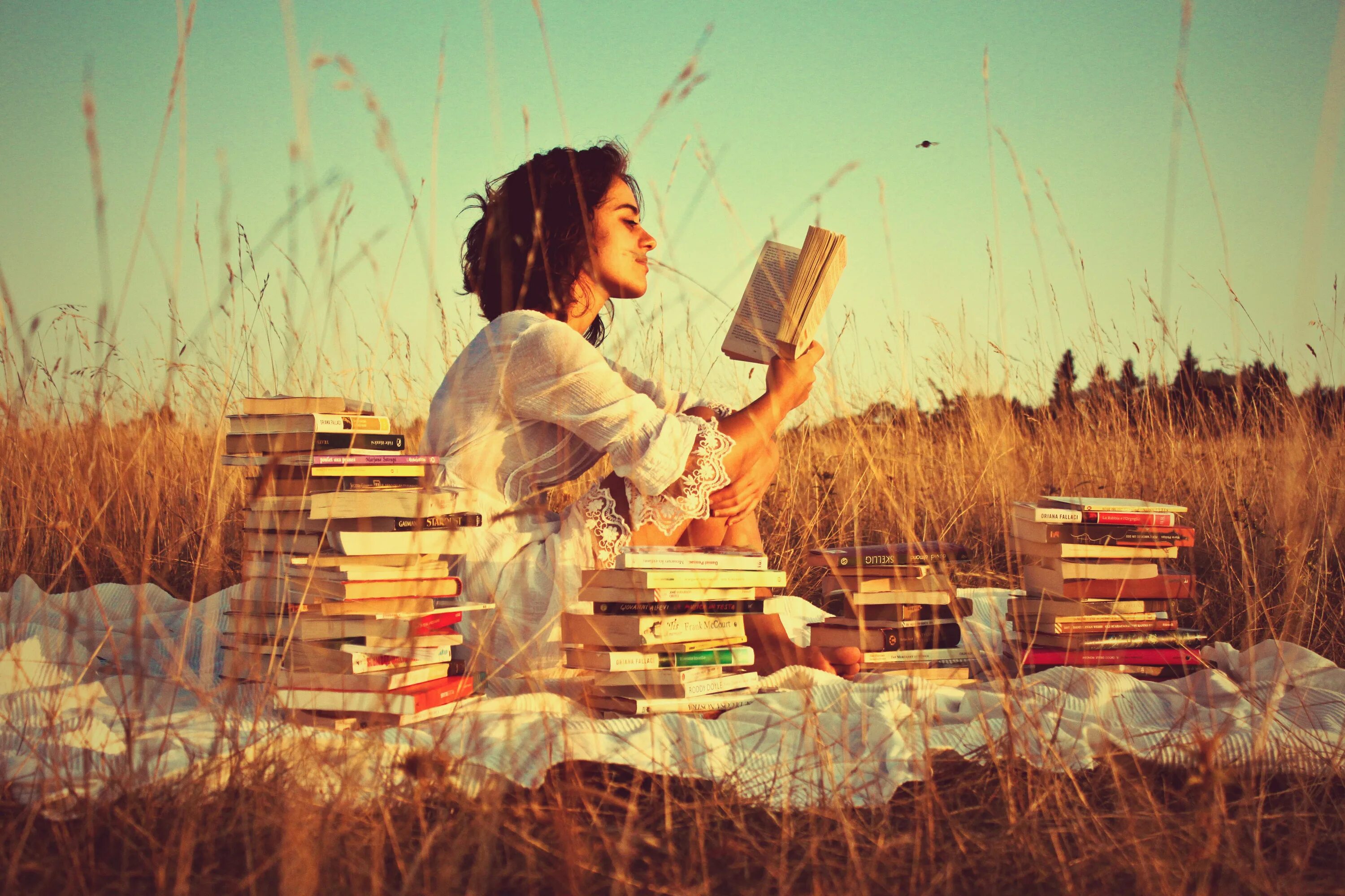 Творческие размышления. Девушка с книжкой. Книга человек. Саморазвитие девушка. Чтение книг.