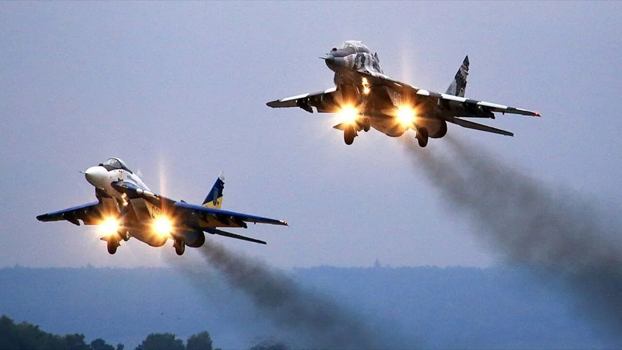 Российские военные самолеты в небе. Небо ВВС. Украинские военные самолеты. Военные учения истребителей.