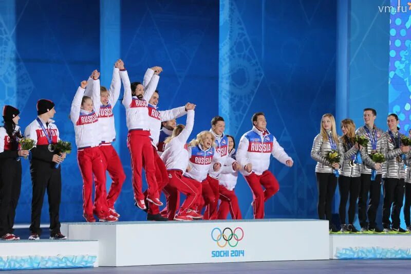 Участники соревнований спортсмены. Награждение на Олимпиаде 2014 в Сочи. Церемония награждения на Олимпийских играх Сочи 2014. Олимпийские игры Сочи 214. Награждение Олимпийских чемпионов.