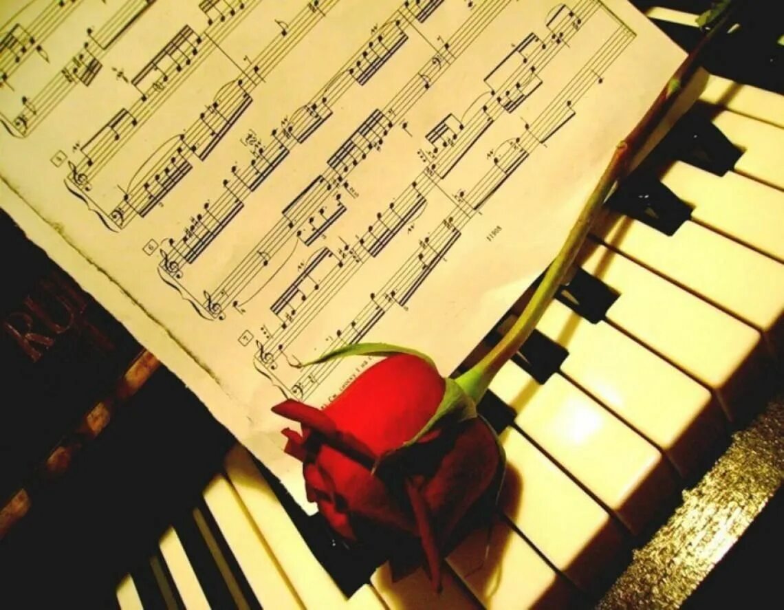 Открытка под песню. Открытка музыканту. Ноты на рояле. Цветы для музыканта. Ноты для фортепиано.