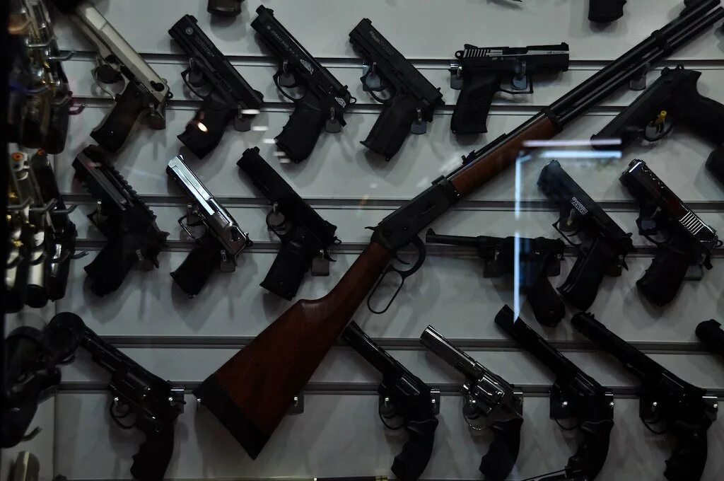 Купить ствол оружие. Чёрный рынок оружия. Скупка оружия. Рынок оружия в США. Оружейный магазин черный рынок.