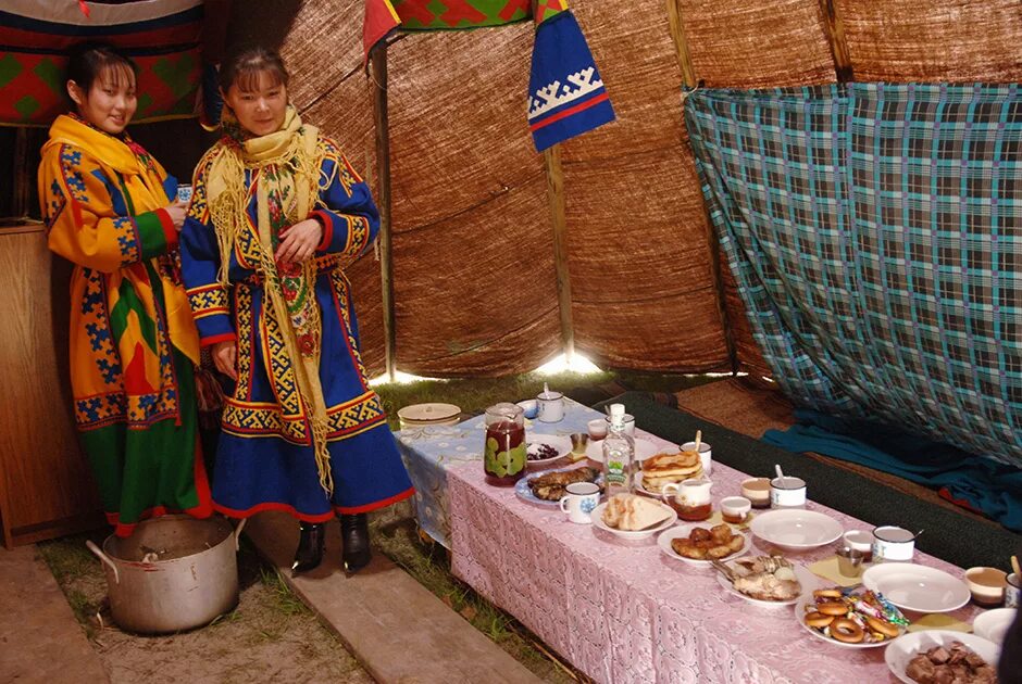 Северные национальные блюда. Национальная кухня Ханты и манси. Свадебные обряды ненцев Ямал. Национальная кухня ненцев ЯНАО. Кухня народов севера ненцы.