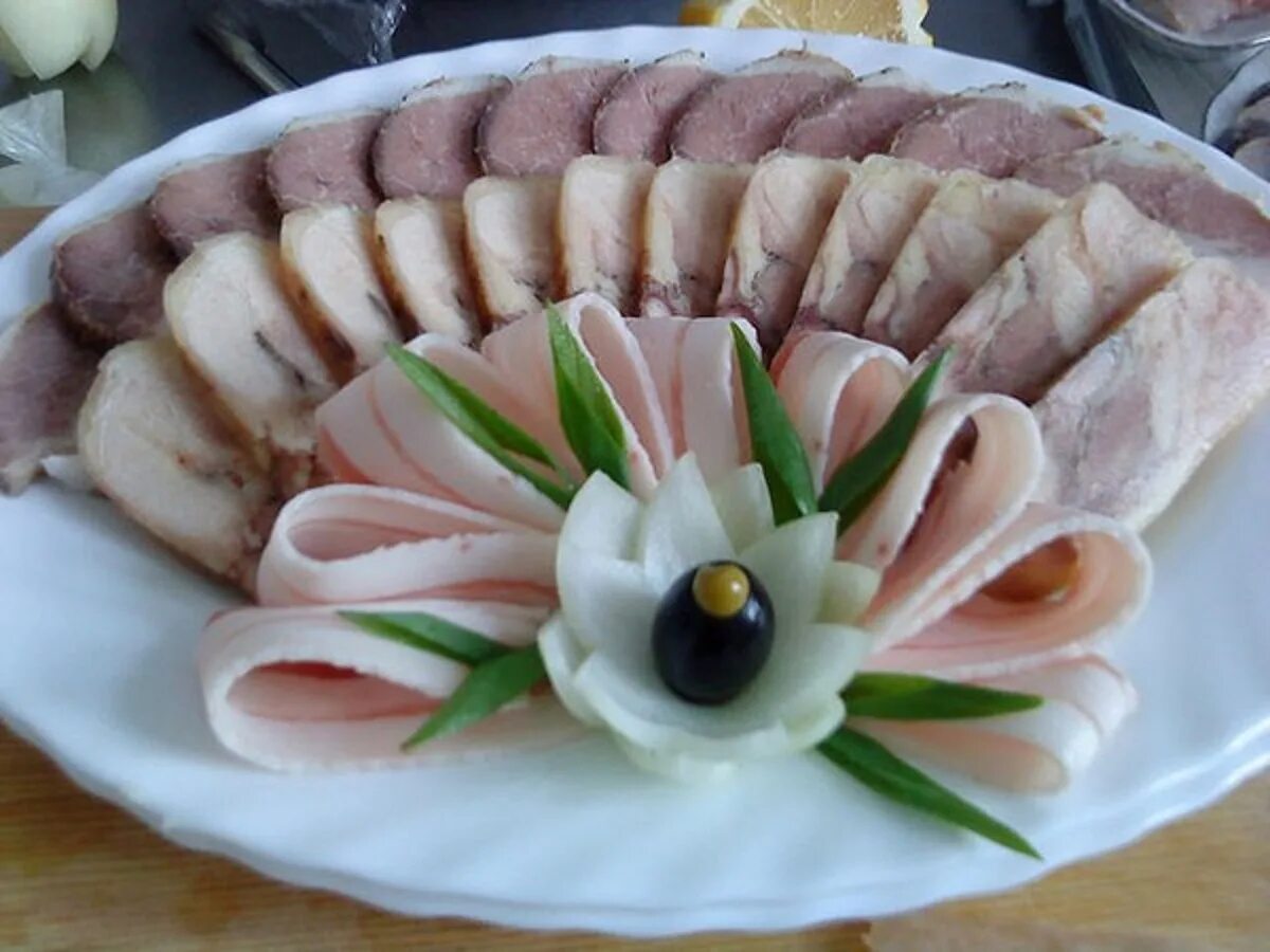 Колбасная нарезка. Нарезка колбасы и сыра. Нарезки мясные на стол оформление. Мясная нарезка. Мясная нарезка на праздничный стол.