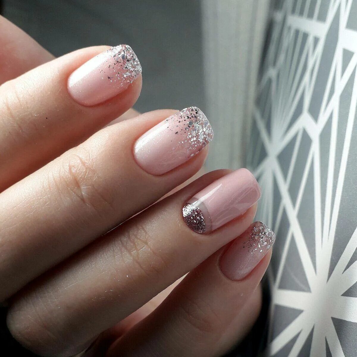 Зимний маникюр. Свадебный маникюр на короткие ногти френч. Маникюр на новый год нежный на короткие. Жный новогодний маникюр. Нежный маникюр.