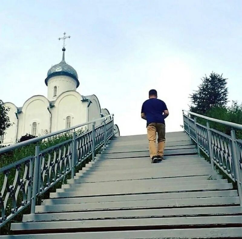 парень в церкви. возле церкви. православный храм. человек молится в храме. мужчина в храме.