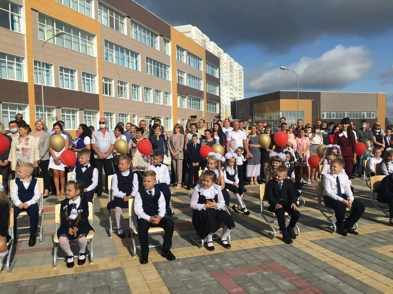 Какой будет школа в сентябре. Какой будет школа в сентябре. Линейка 1 сентября. Деловой стиль школьника старшеклассника. Какой будет школа в сентябре.