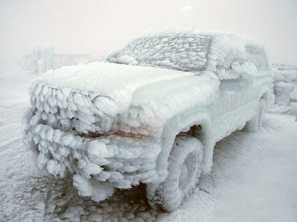 Cold car. Замерзший автомобиль. Замерзшая машина. Обледеневшая машина. Замерзшая машина зимой.