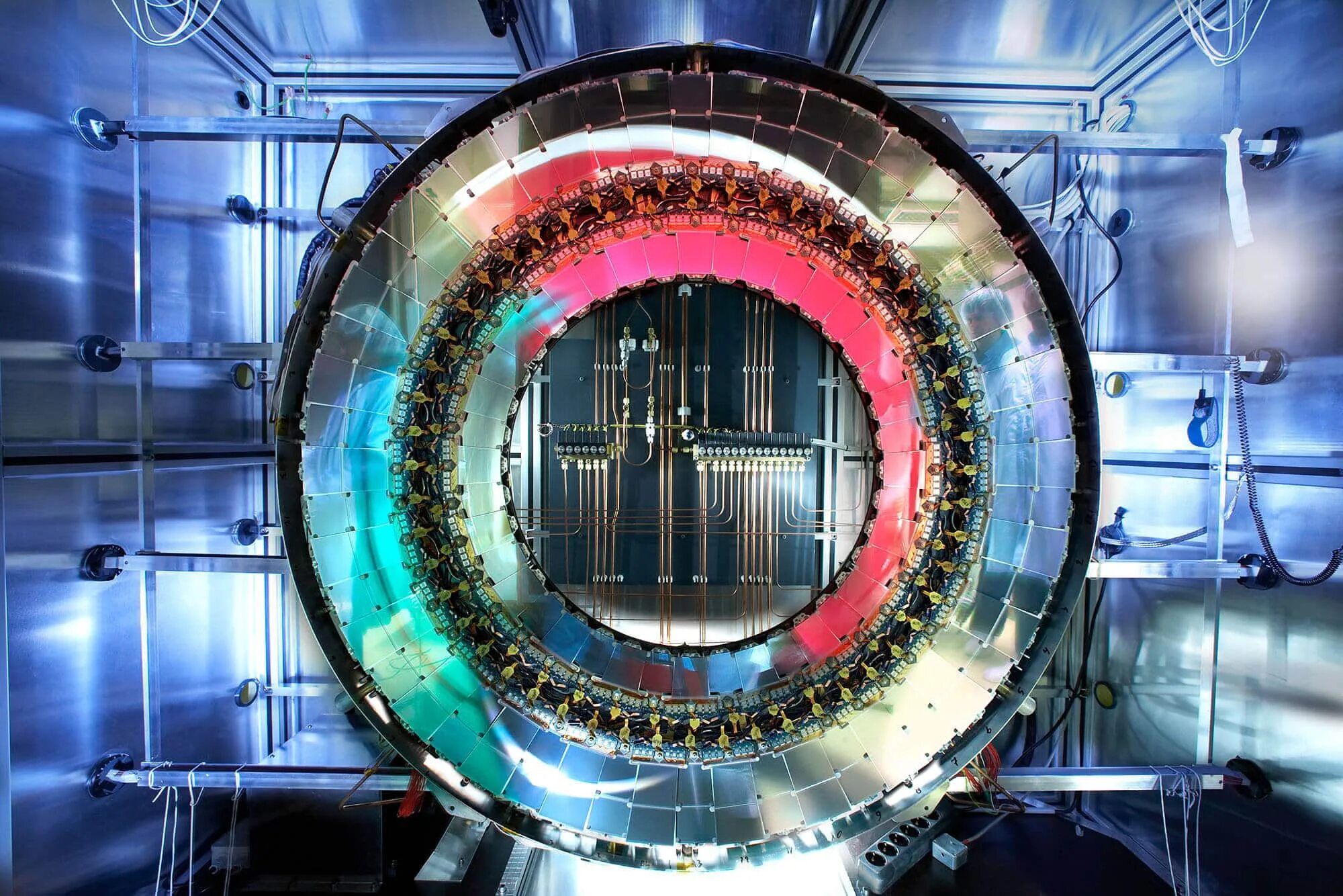 Ускоритель атомных частиц. ЦЕРН коллайдер. Тэватрон коллайдер. Адронный коллайдер частицы. Электрон-позитронный коллайдер.