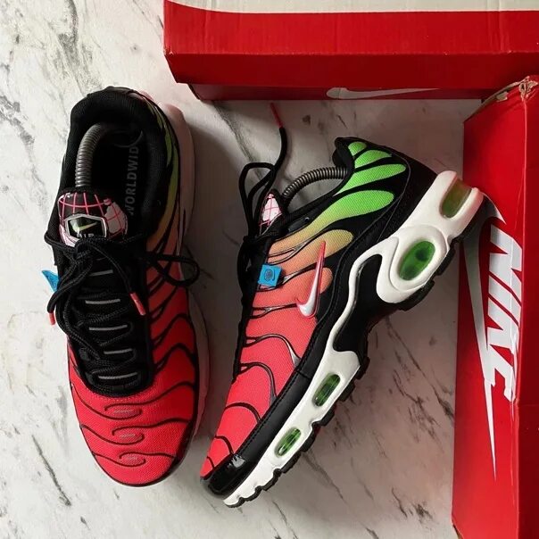 Перевернутые найк. Nike Air Max TN Plus 3 Pink Blue. Найк в бензиновой расцветке. Nike Air Max Plus se Running Club. Nike Air Max 2002.