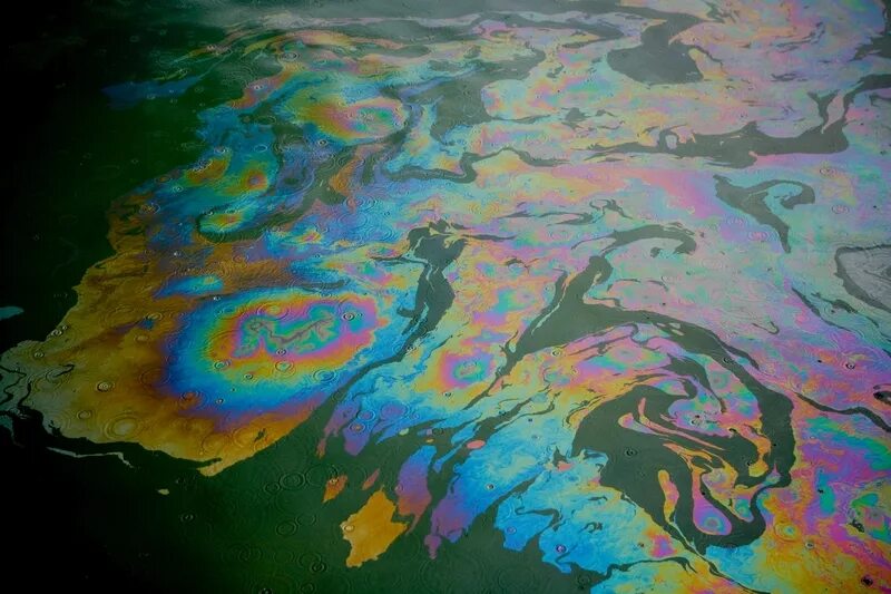 Река Печора загрязнение. Нефтяные пятна на воде. Масляная пленка на воде. Пленка нефти на воде