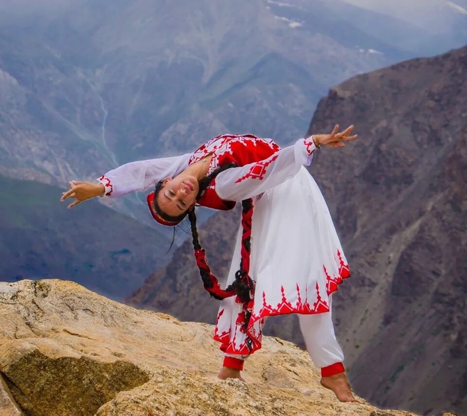 Памирский танец Моисеева. Ракс ансамбль Таджикистана. Таджикский национальный танец. Памирский костюм. Танцующий таджик