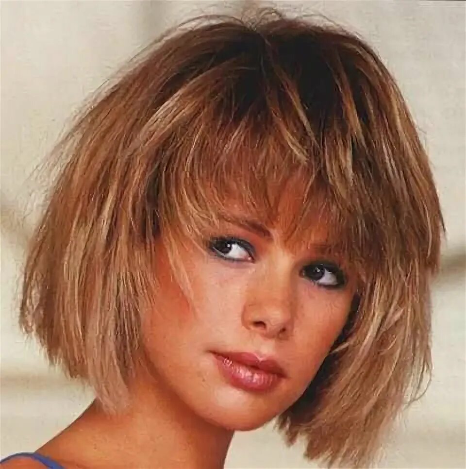 Прически 80-90. Стрижка 80-х годов женская. Стрижки 90-х годов. Mullet 80s. Причёски в стиле 90-х.