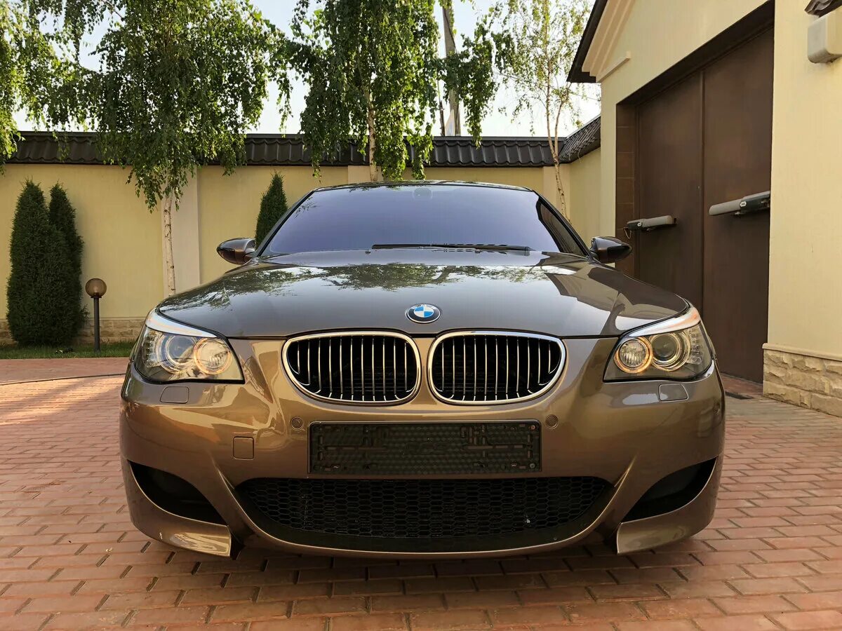 Бмв м5 привод. BMW m5 e60 Brown. BMW m5 коричневый. БМВ е60 коричневая. BMW m5 IV (e60.