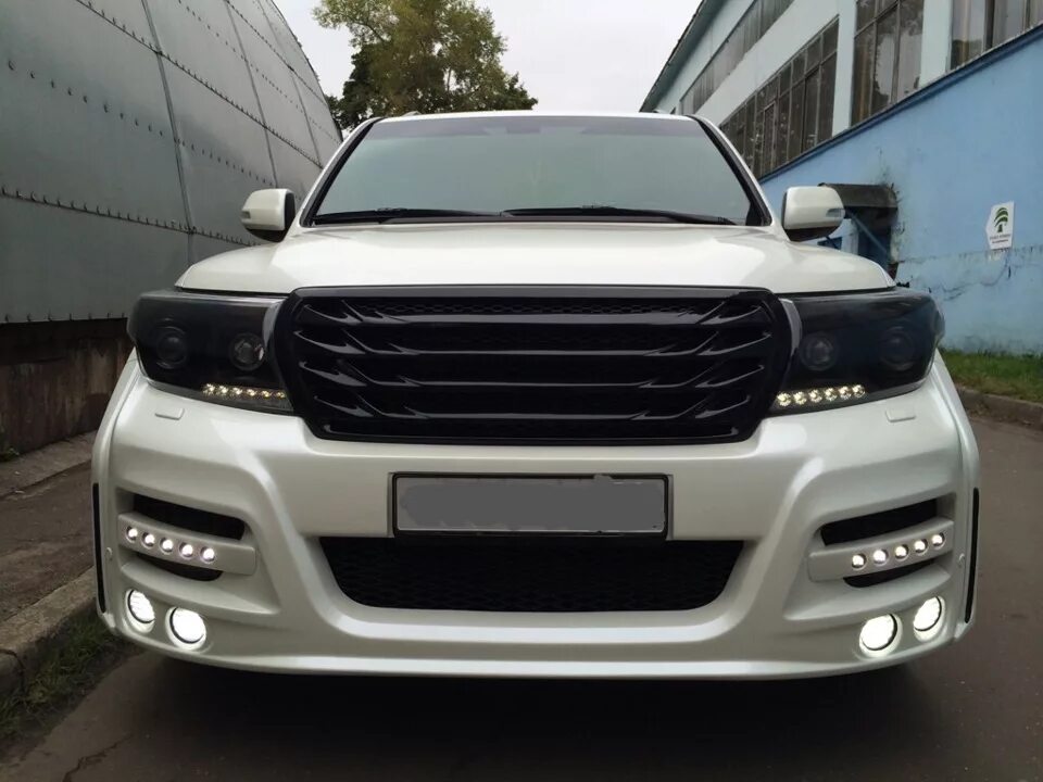 Решетка тойота ленд крузер. Черная решетка ленд крузер 200. land cruiser 200 restyling с черной решеткой радиатора. land cruiser 200 2013 черная решетка. ленд крузер 200 белый с черной решеткой.