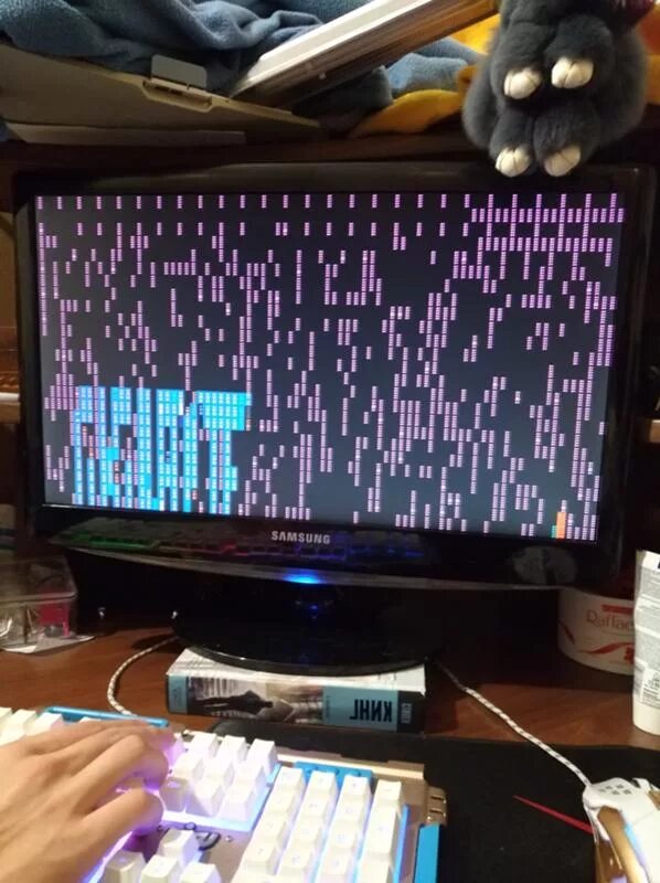 Сломанная видеокарта экран. Неисправности видеокарты. Артефакты на компьютере. Артефакты чипа видеокарты. Артефакты на экране при запуске windows.