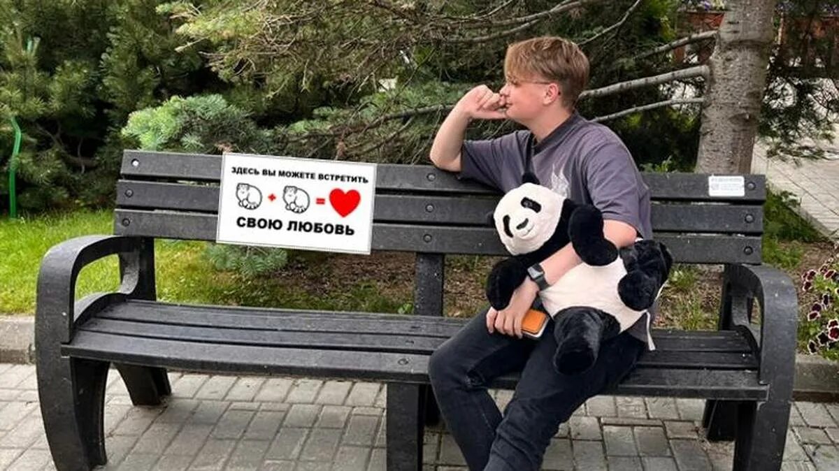 Скамья встреча. Двое на скамейке. На лавке влюбленная пара. Двое на скамейке в парке. Классные лавочки.