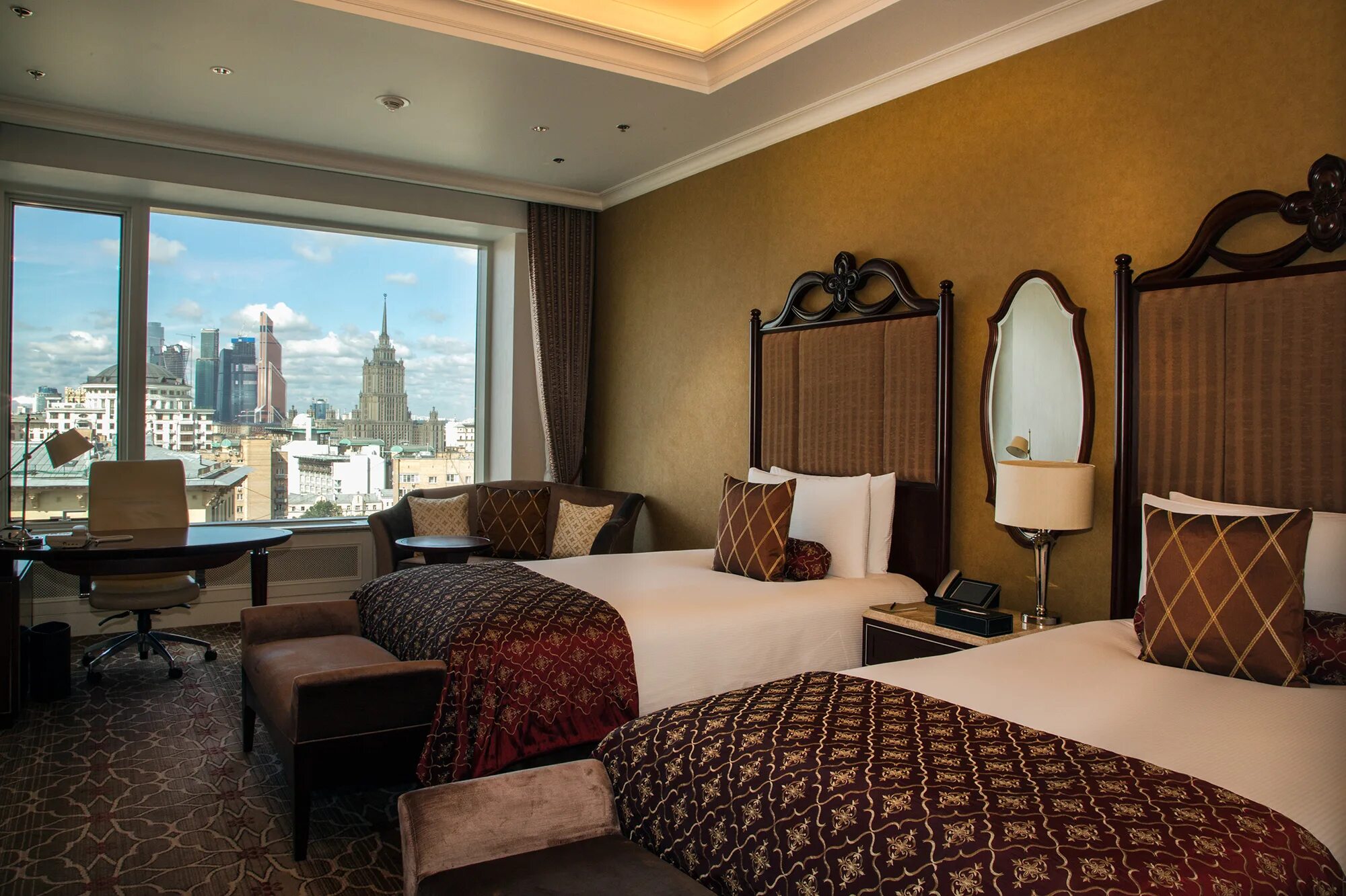 Отель crowne plaza moscow world trade centre. Балчуг кемпински люкс кремлевский. Хороший отель в центре. Lotte plaza отель москва. Отель ред старс.
