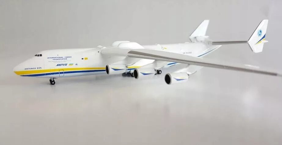 Ан 225 купить. АН-225 Мрия модель. Модель самолета АН 225 Мрия. Металлическая модель АН 225 Мрия. АН 225 Мрия моделька.