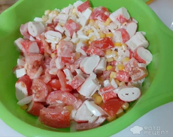 салат с крабовыми палочками и сухариками. кукуруза крабовые палочки сыр помидоры. салат с крабовыми палочками и помидорами. салат из крабовых палочек с кукурузой и помидорами. салат с кукурузой, помидором и сухариками, крабовыми палочками.
