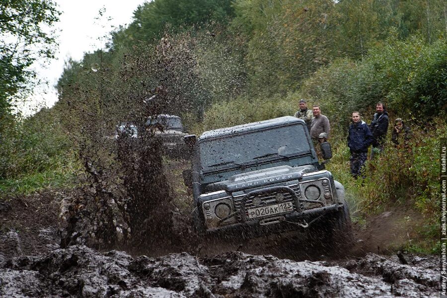 Про покатушки. Land Rover Defender трофи. Ленд Ровер по бездорожью. Ленд Ровер покатушки 2013. Ленд Ровер Дефендер 90 в грязи.