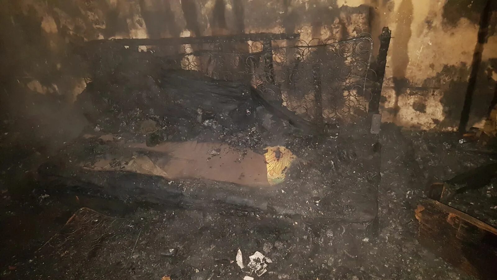 Обгоревшие трупы после пожара. Обугленное тело человека после пожара. Обгоревшее тело человека после пожара.
