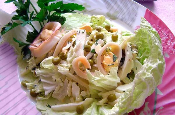 Салат с кальмарами капустой и огурцом. Салат с кальмарами и пекинской капустой. салат из кальмаров с пекинской капустой. салат с пекинской капустой, курицей и кальмарами. кальмар с капустой салат.